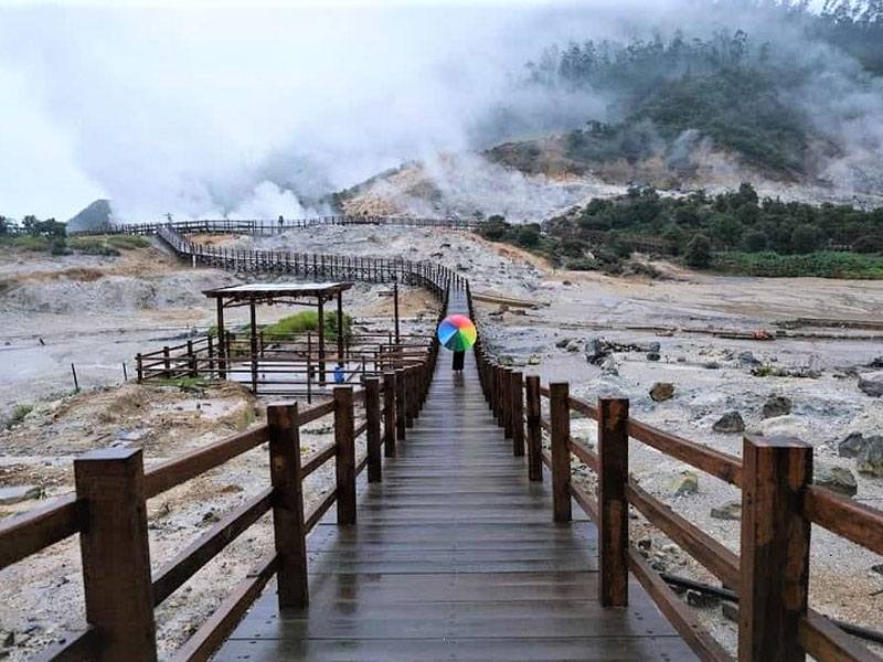 6 keindahan kawah sikidang dieng yang memukau wisatawan