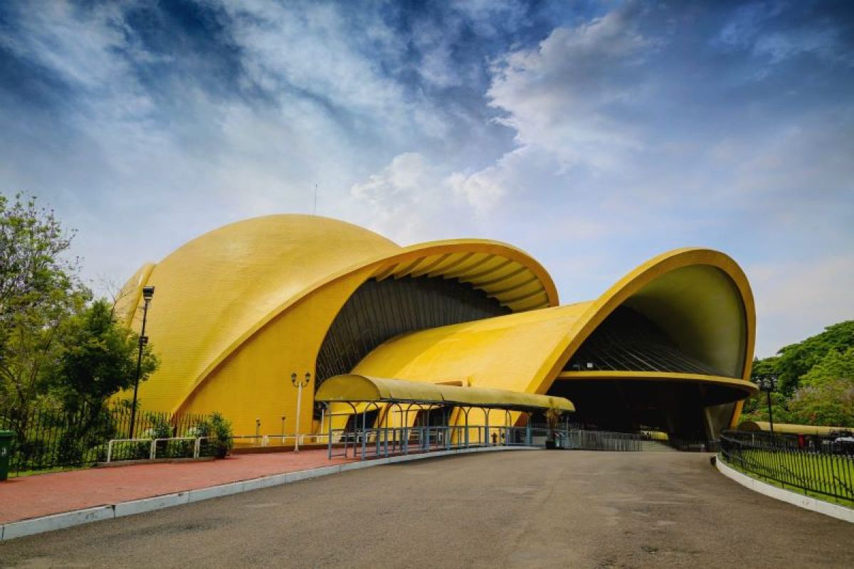 taman mini indonesia indah (tmii) sebagai ikon wisata budaya indonesia